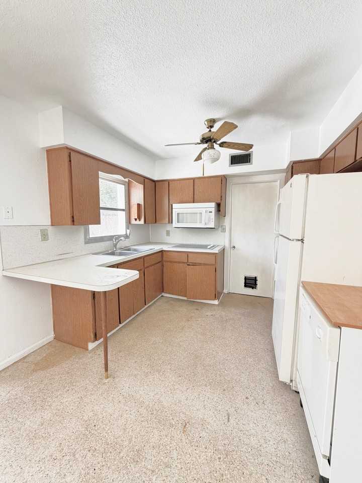 2612 68th Ave N - Photo 4 of 13