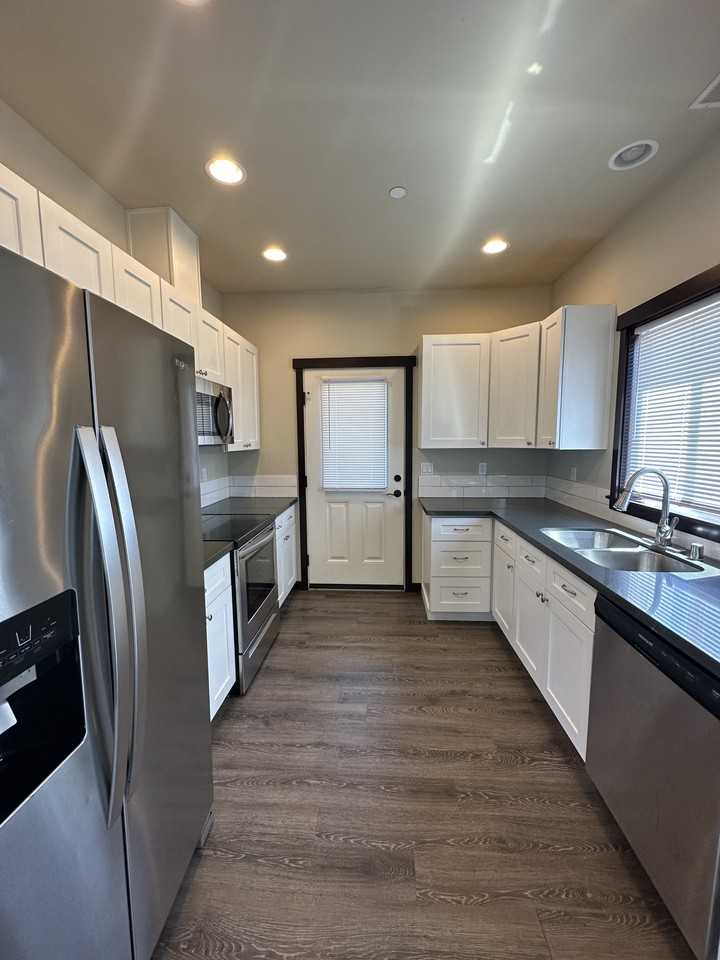 3323 Hoyt Ave #D - Photo 4 of 16