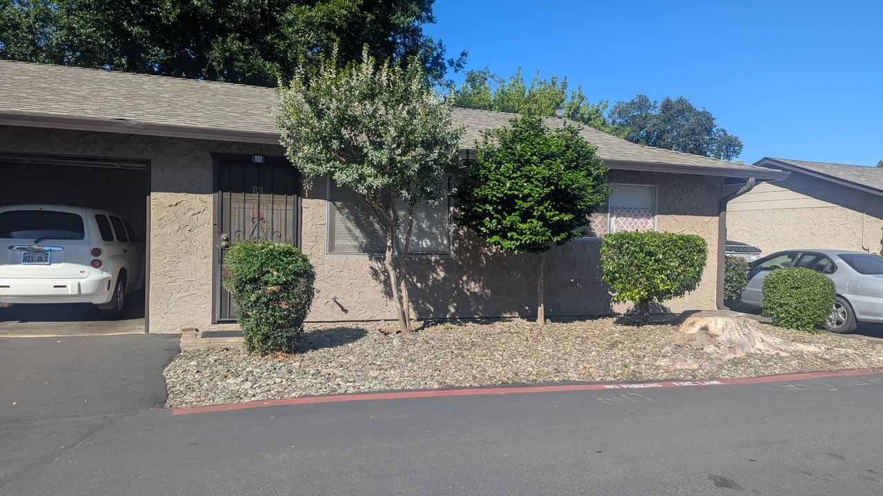 186 E Shasta Ave #1B - Photo 3 of 7