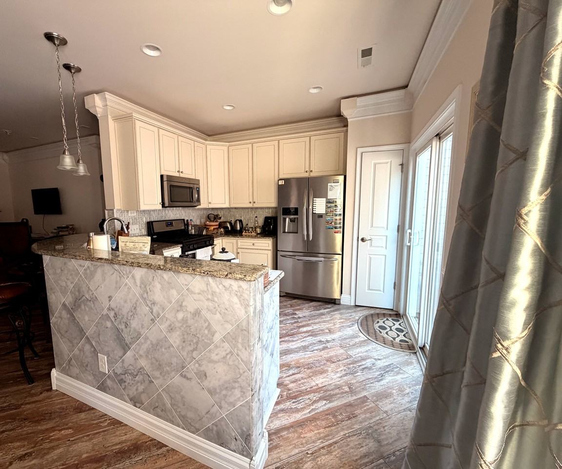 2426 Royal York Ave - Photo 4 of 14
