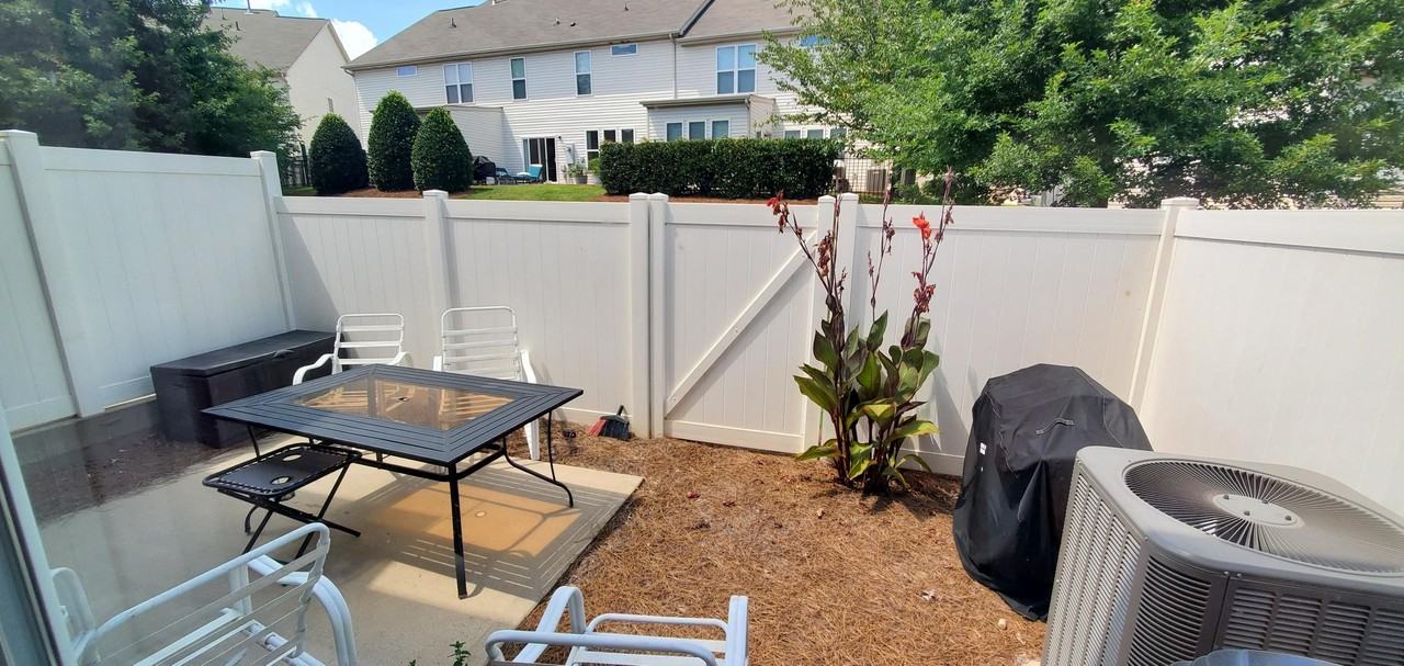 2426 Royal York Ave - Photo 5 of 14