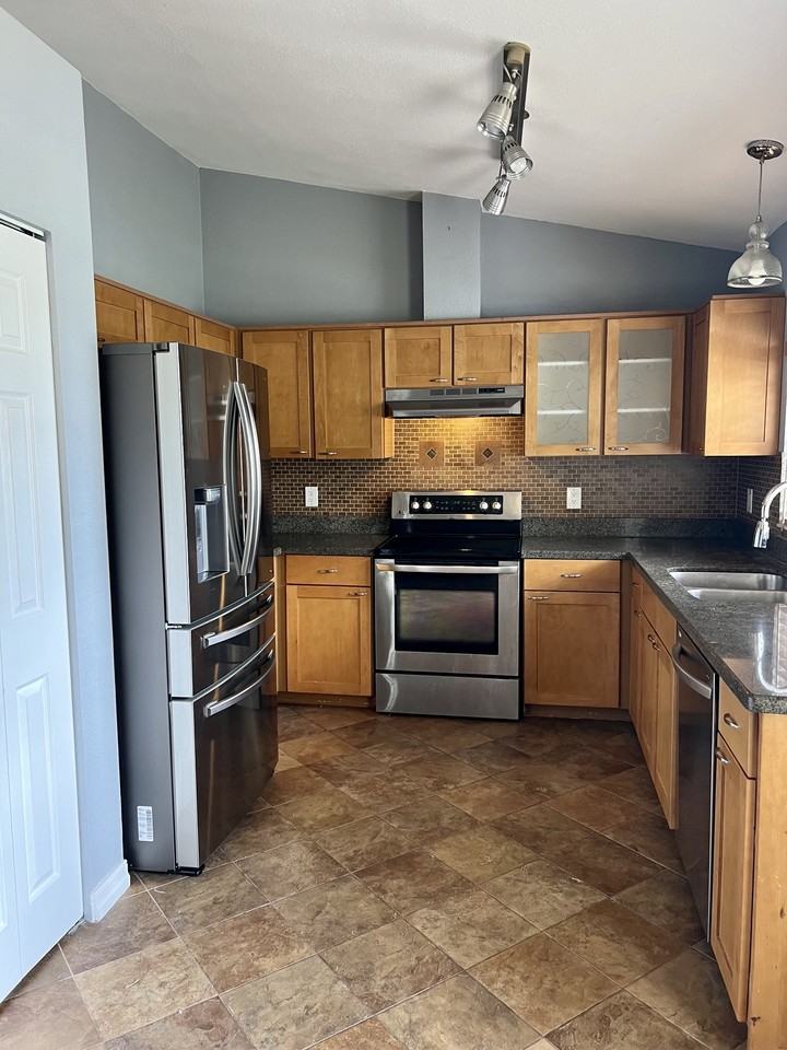 218 Maple Ave #NA - Photo 3 of 7