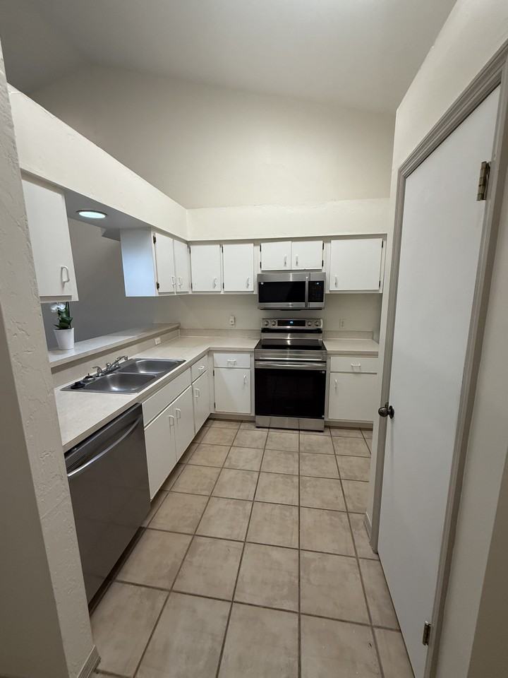 4700 Sw Archer Rd #E34 - Photo 2 of 9