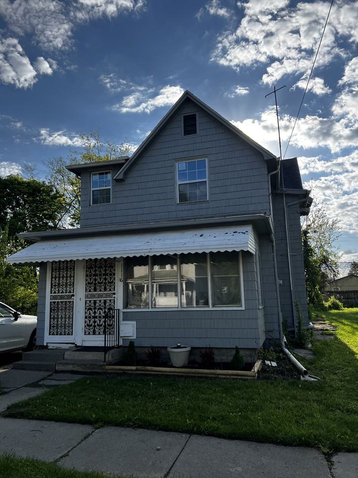 1116 Woodstock Ave - Photo 2 of 16