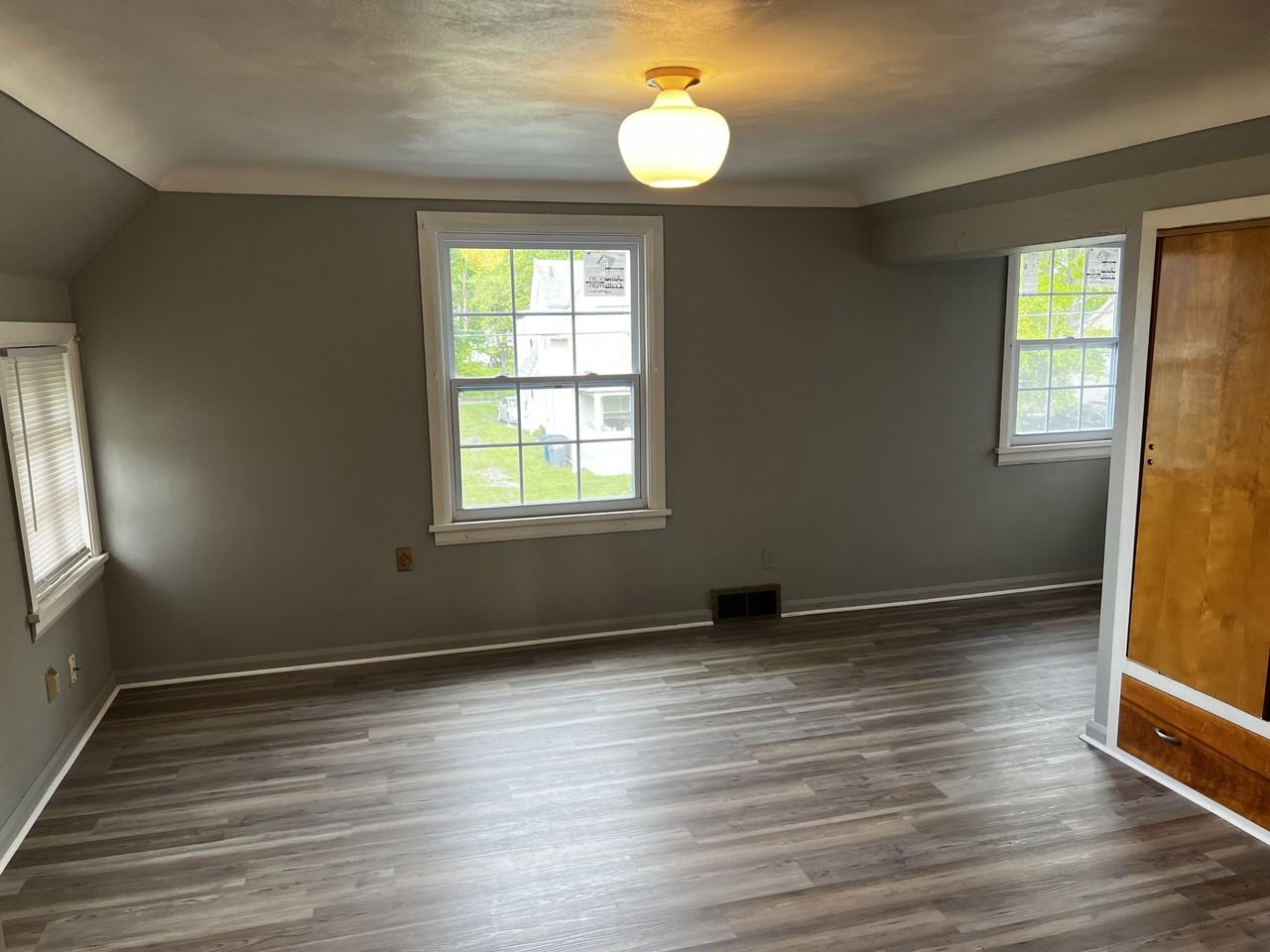 1116 Woodstock Ave - Photo 5 of 16