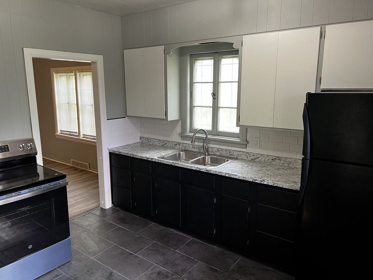 1116 Woodstock Ave - Photo 6 of 16