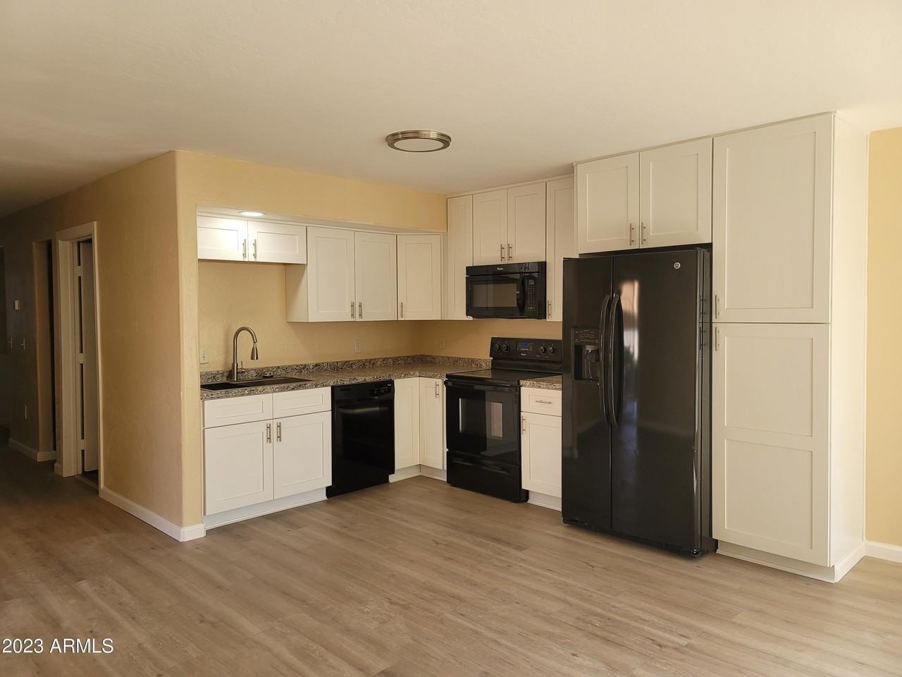 532 W 9th St #101 - Photo 2 of 9