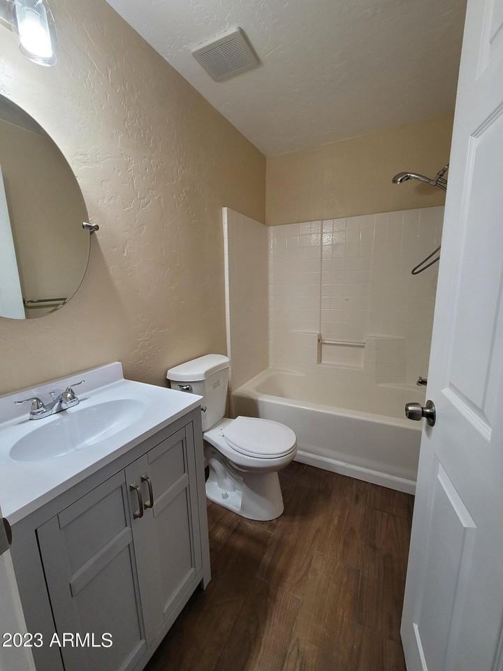 532 W 9th St #101 - Photo 5 of 9