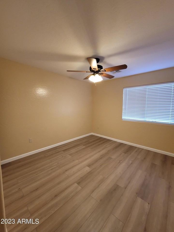 532 W 9th St #101 - Photo 6 of 9