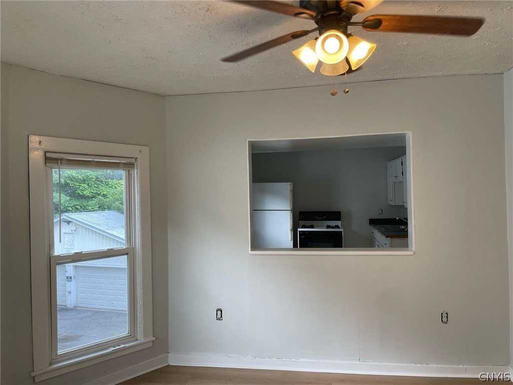 343 Winslow St - Photo 3 of 11