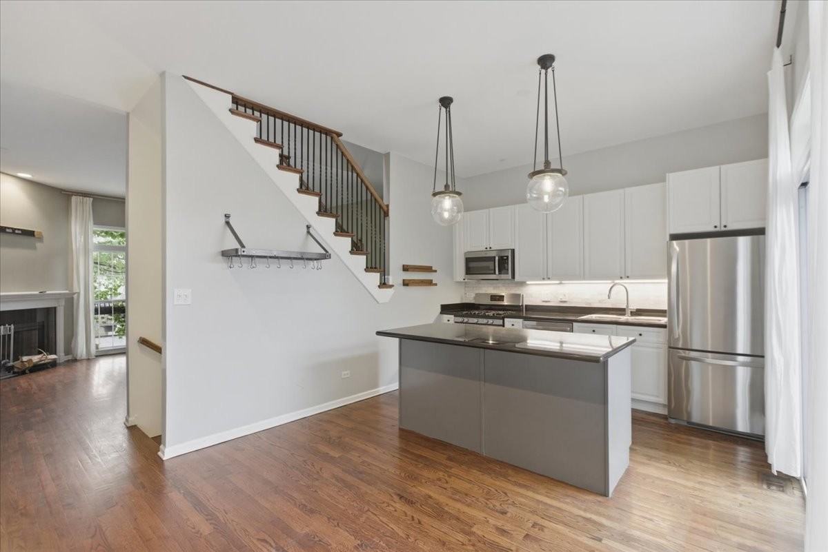 745 N Wood St #TH - Photo 2 of 13
