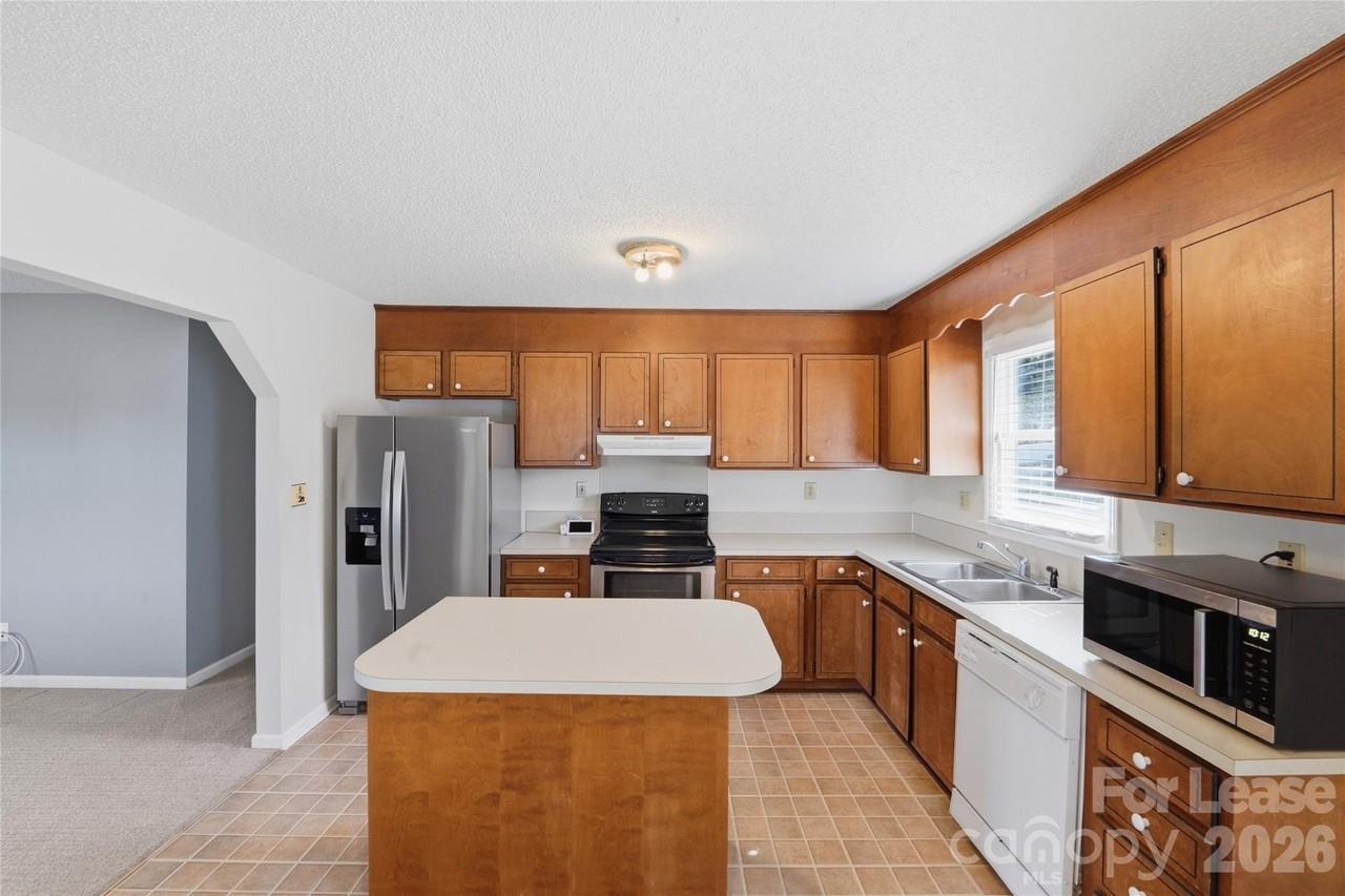 1607 Mcfarland Dr - Photo 3 of 33