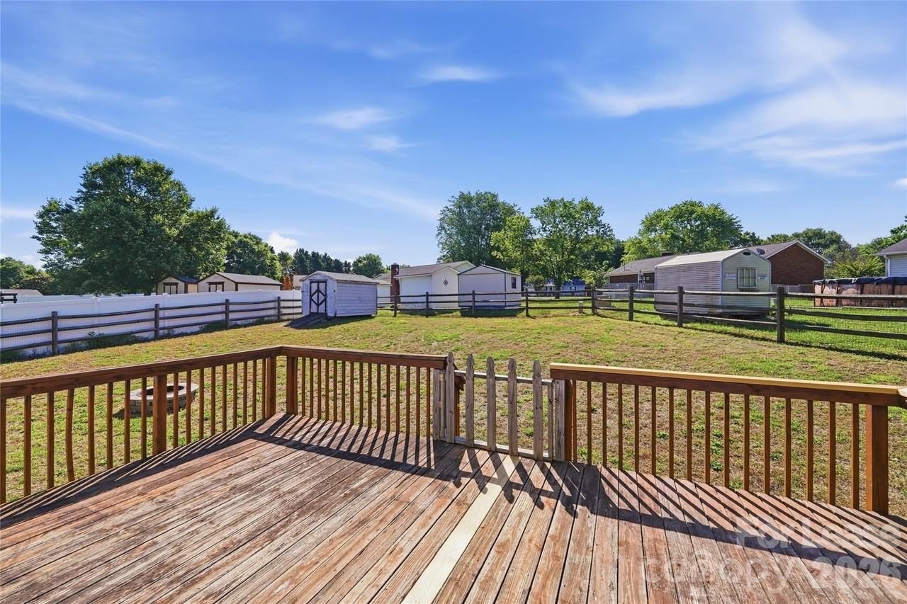 1607 Mcfarland Dr - Photo 4 of 33