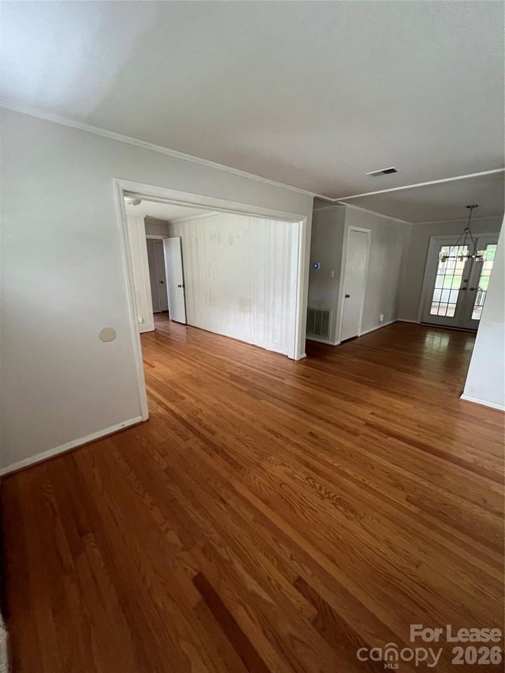 4925 Vincent Ln - Photo 4 of 12