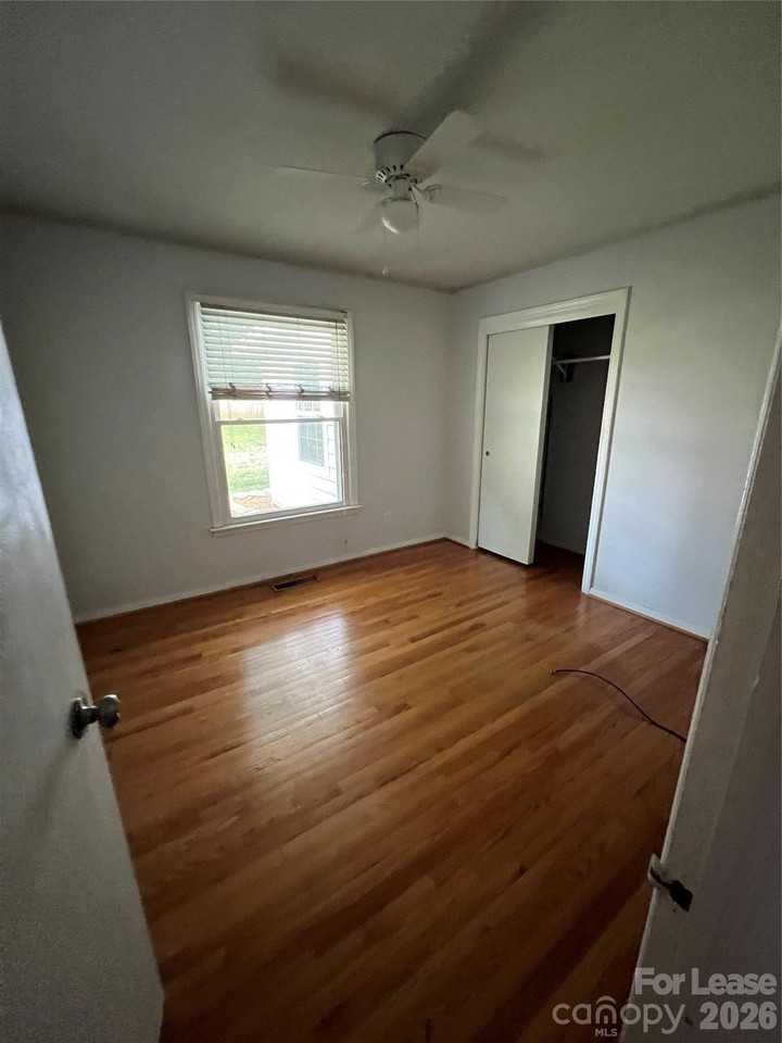 4925 Vincent Ln - Photo 6 of 12