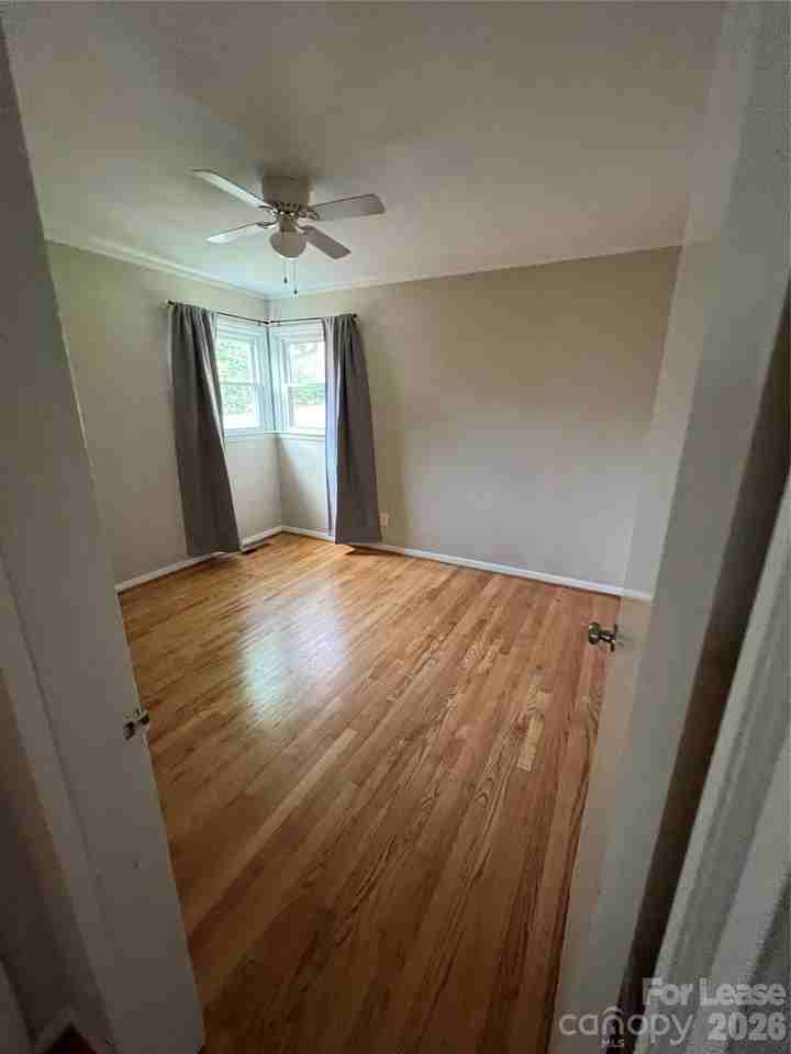 4925 Vincent Ln - Photo 7 of 12