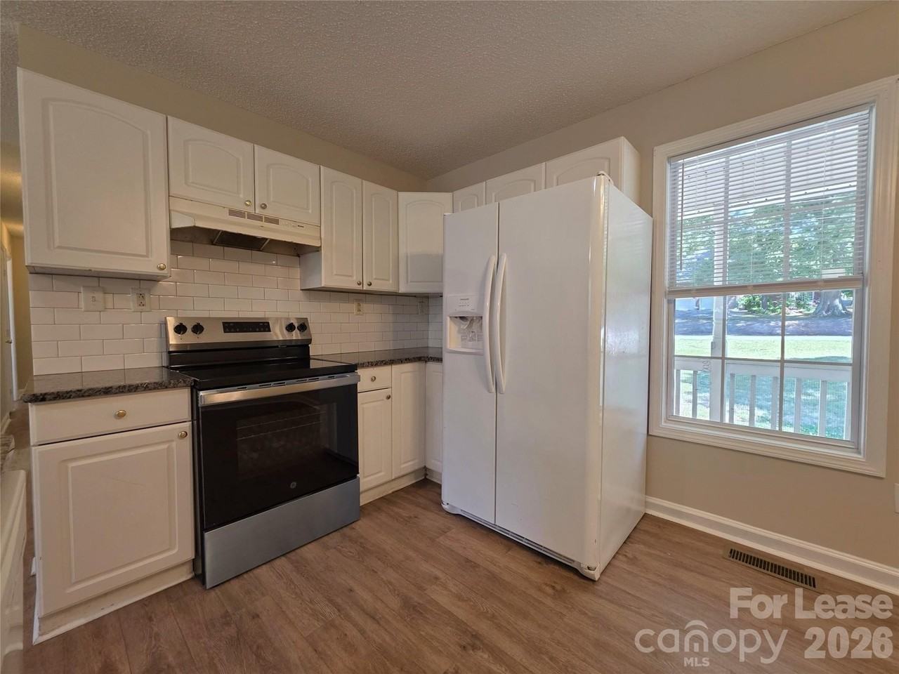 1225 Beard St - Photo 5 of 17