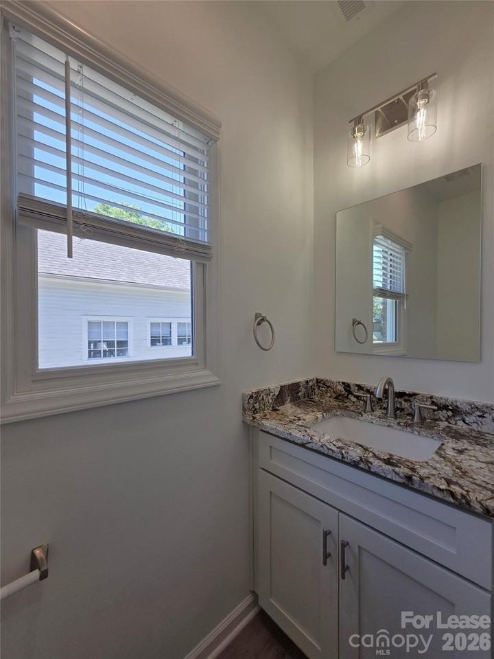 918 N Main St - Photo 7 of 23
