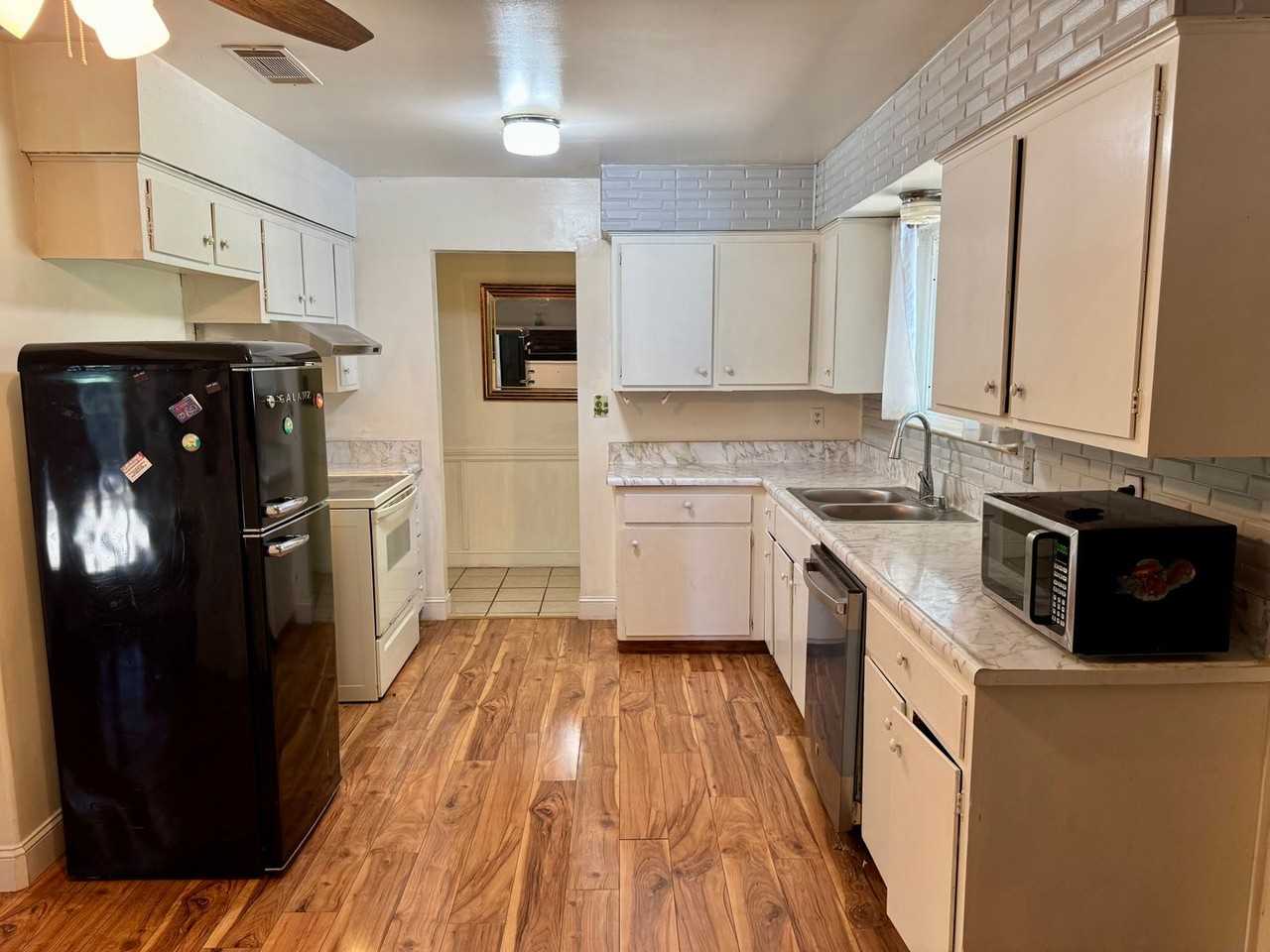 1880 Barnett Way - Photo 2 of 18