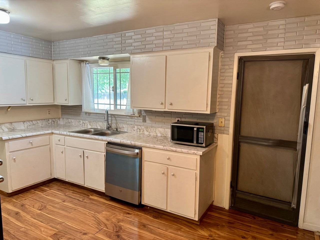 1880 Barnett Way - Photo 3 of 18