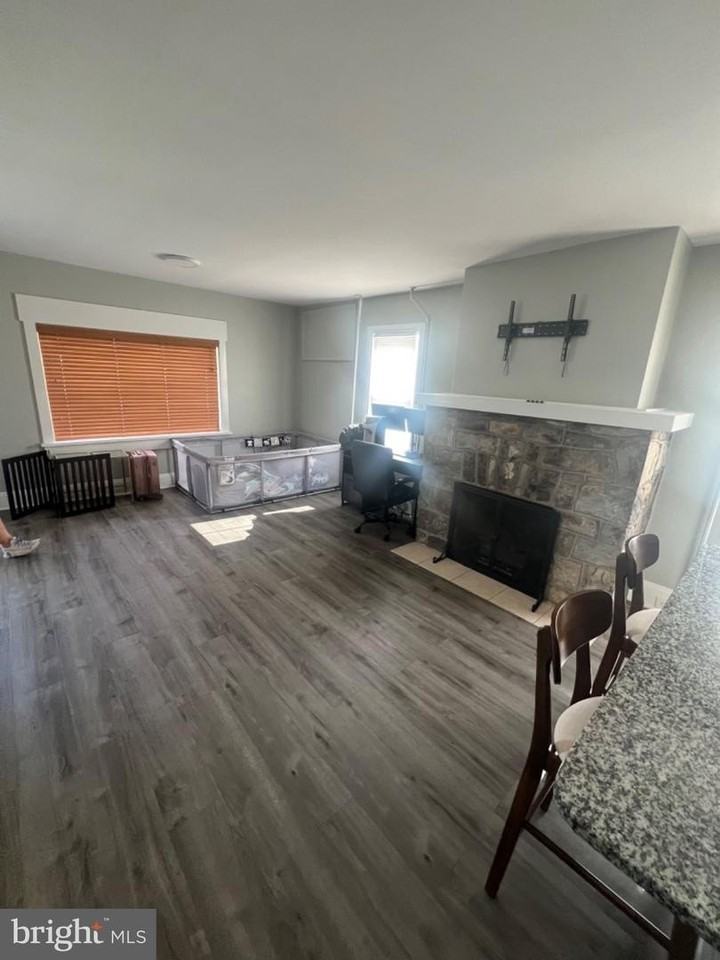609 Lancaster Ave - Photo 3 of 11