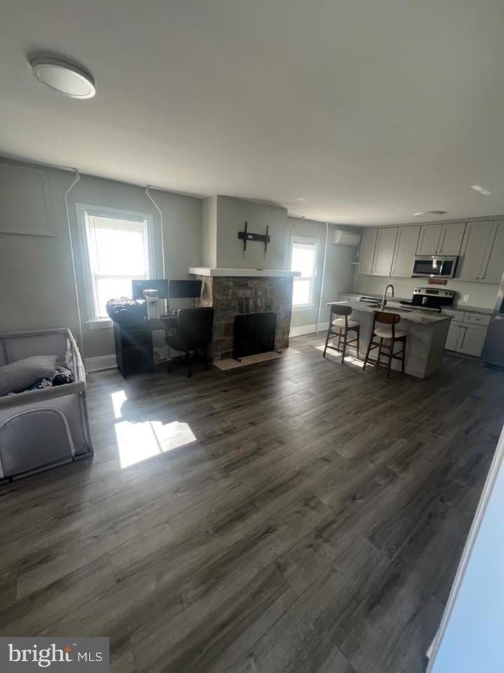 609 Lancaster Ave - Photo 4 of 11