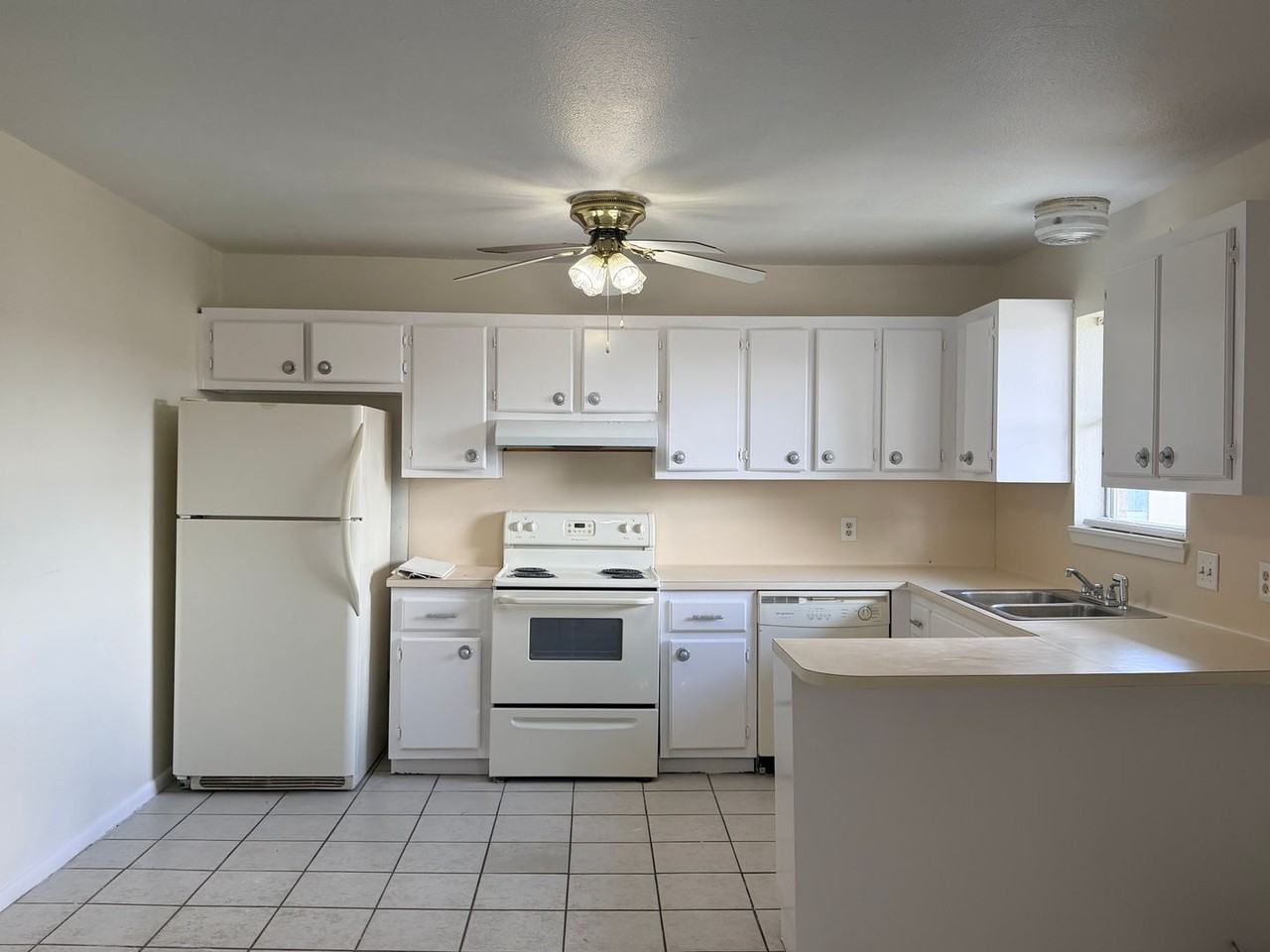 805 Simpson Rd Apt D - Photo 2 of 5
