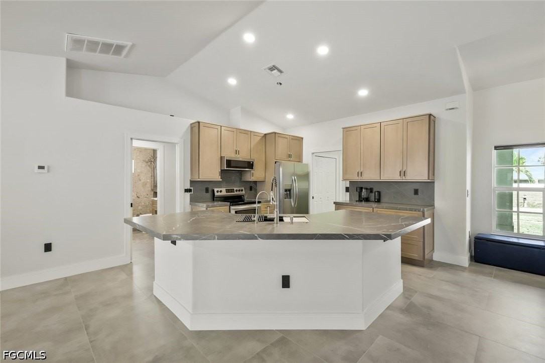 2200 Ne 9th Ave - Photo 5 of 28