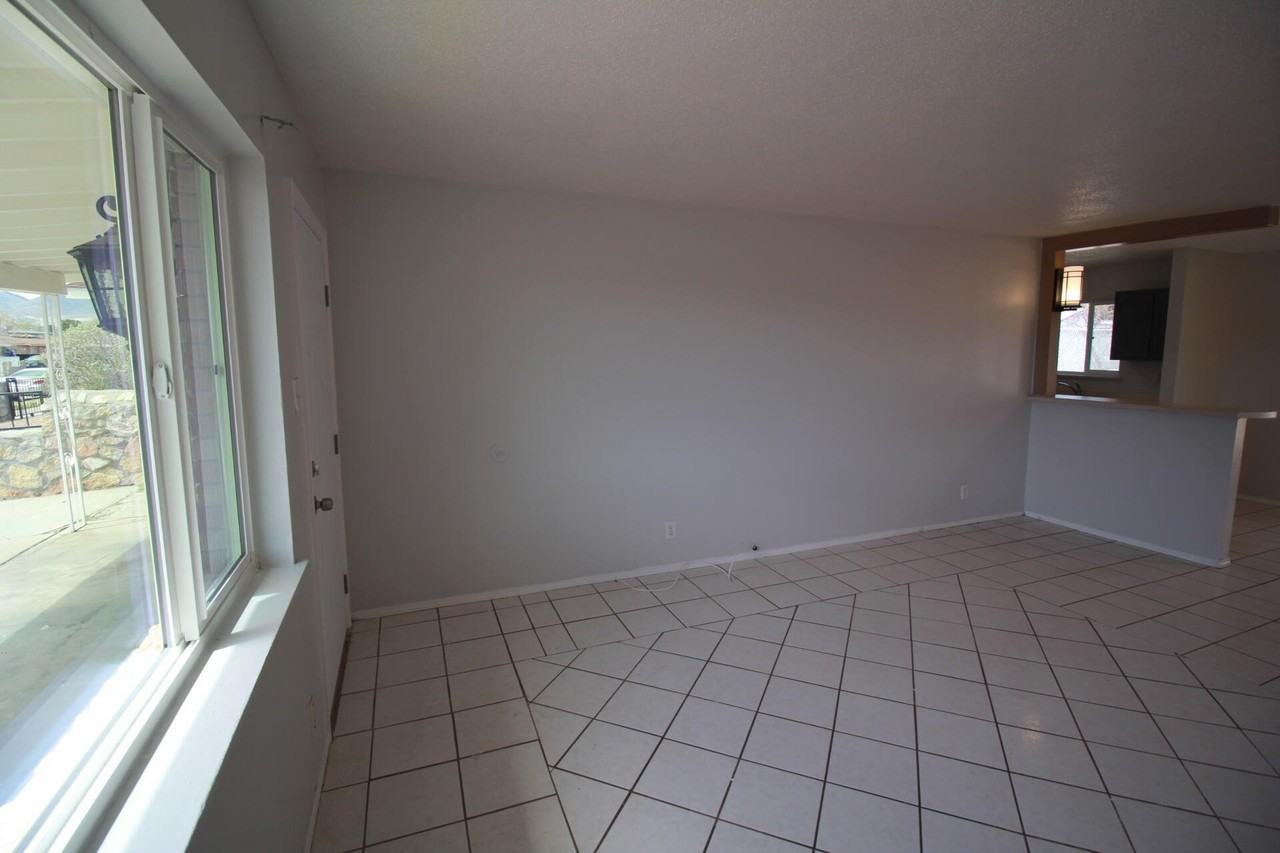 5725 Waycross Ave - Photo 4 of 50