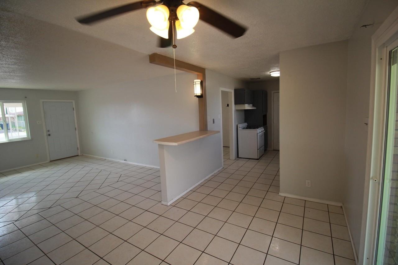 5725 Waycross Ave - Photo 6 of 50