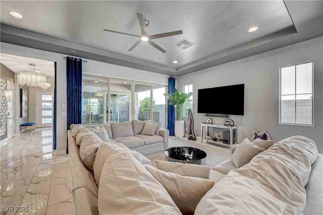 3943 Reyes Ave - Photo 7 of 50