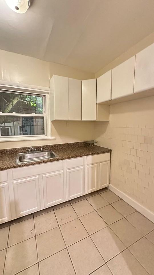 920 E Schiller St - Photo 6 of 12