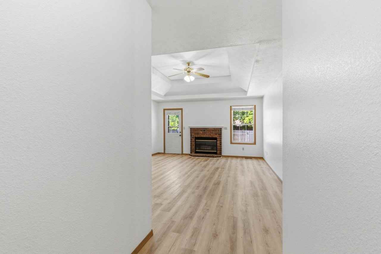 657 E Kings Carriage Blvd - Photo 5 of 36