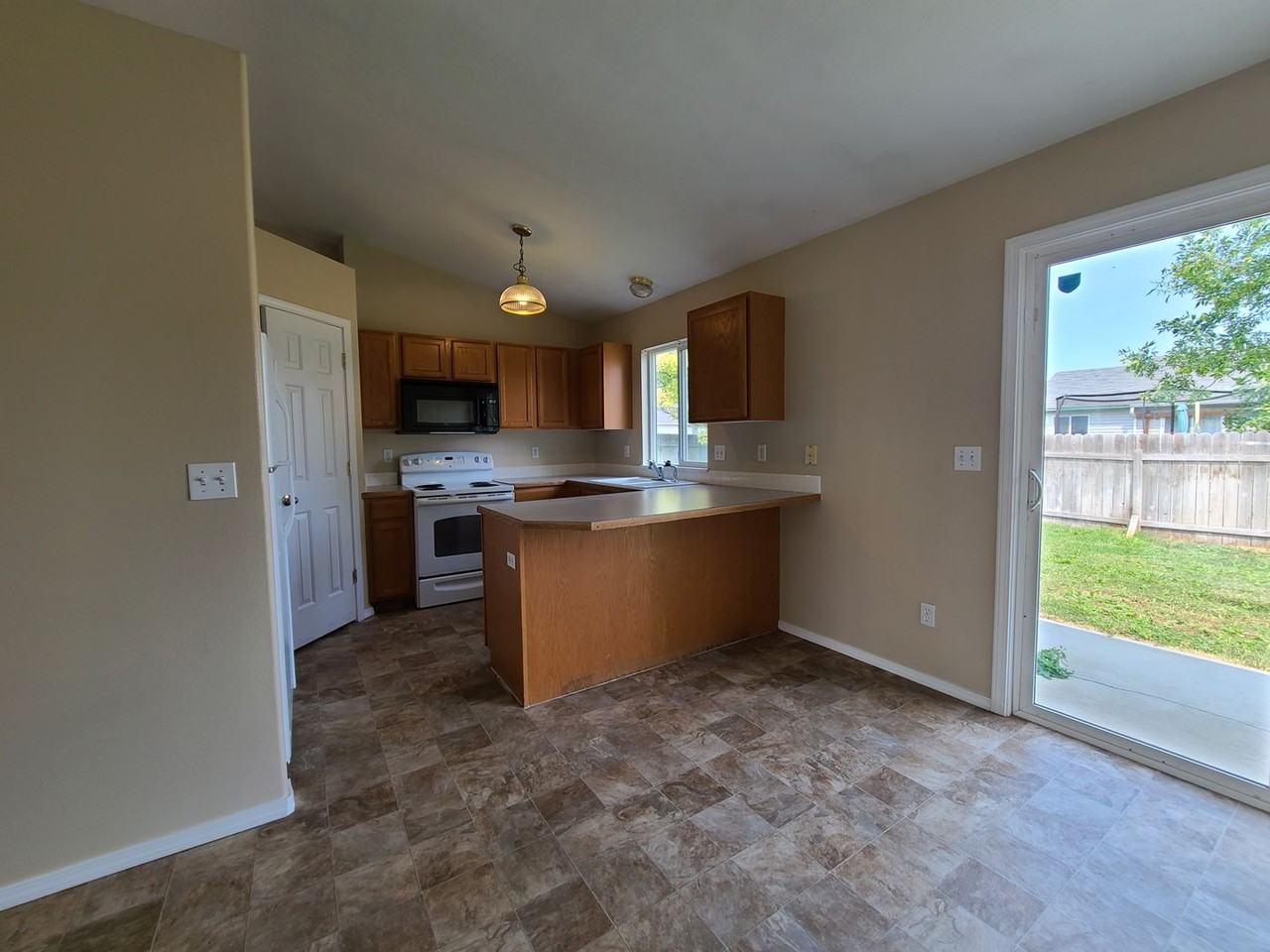 1905 Hasbrook St - Photo 2 of 17