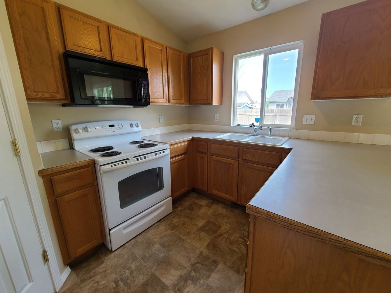 1905 Hasbrook St - Photo 4 of 17