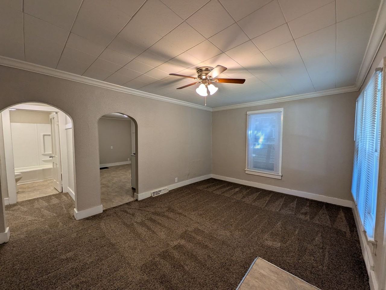 922 Walker St - Photo 2 of 24