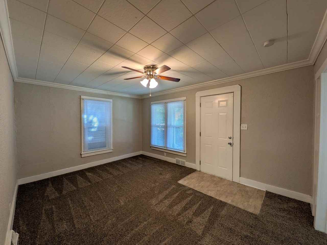 922 Walker St - Photo 3 of 24