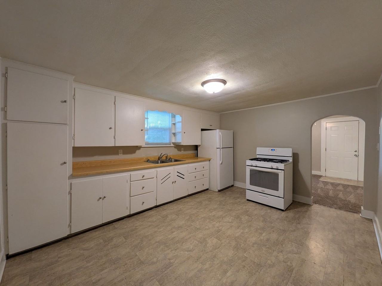 922 Walker St - Photo 4 of 24