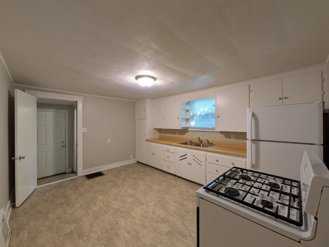 922 Walker St - Photo 5 of 24