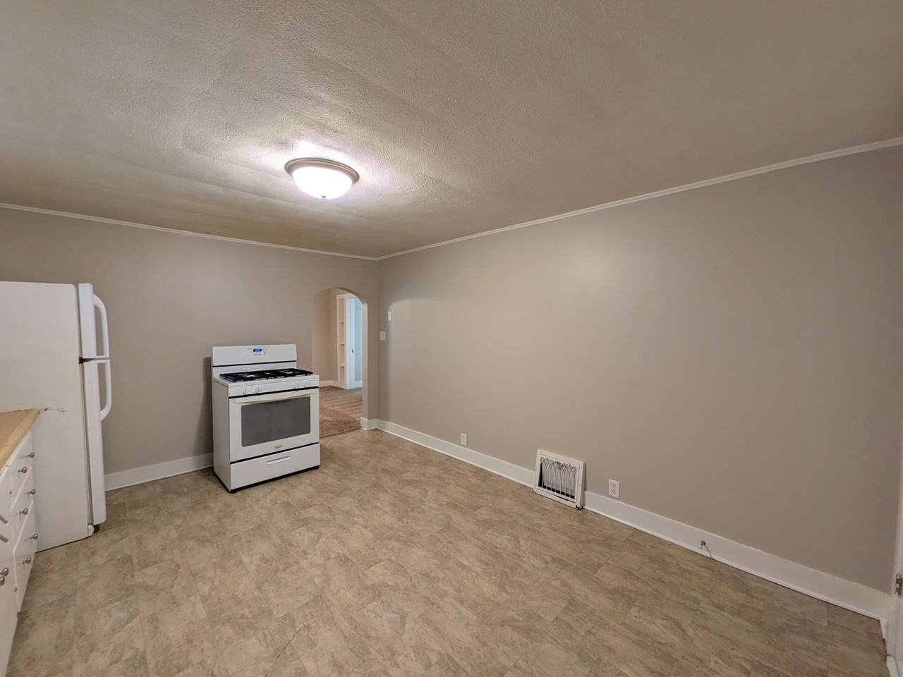 922 Walker St - Photo 6 of 24