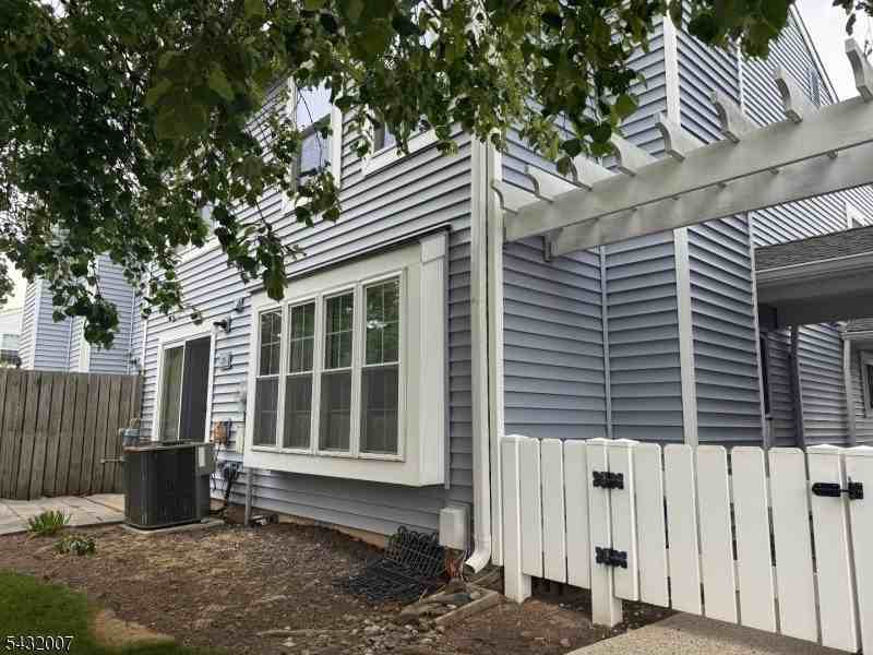 35 Almond Dr - Photo 2 of 19