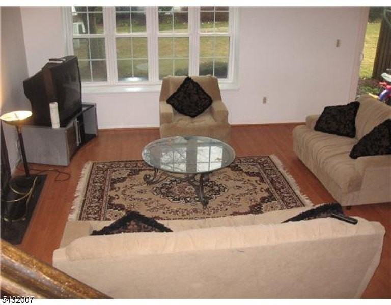 35 Almond Dr - Photo 5 of 19