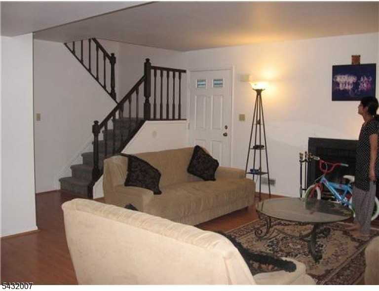 35 Almond Dr - Photo 6 of 19