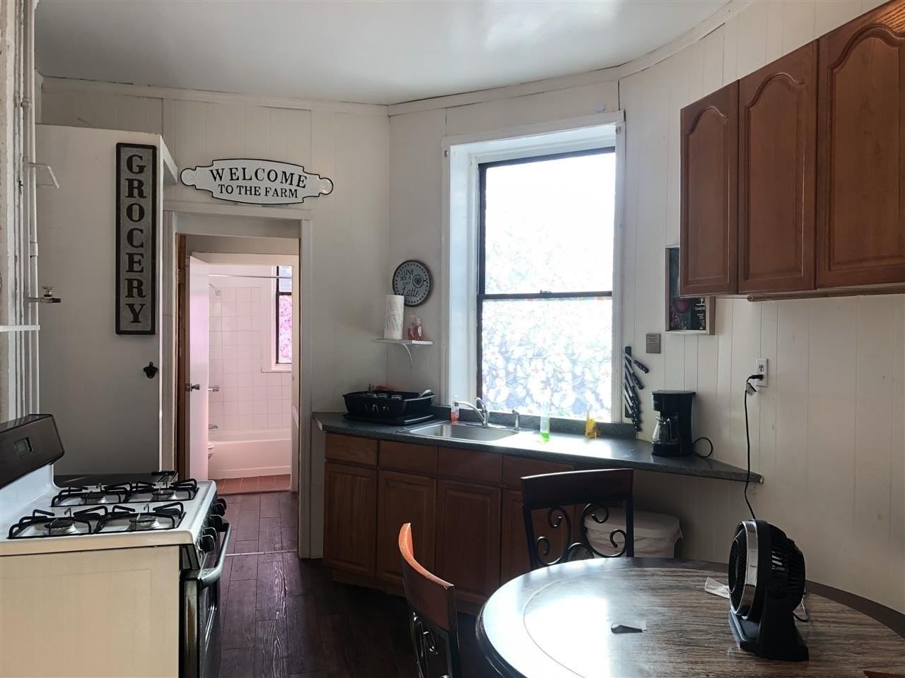 319 8th St #1R - Photo 4 of 7