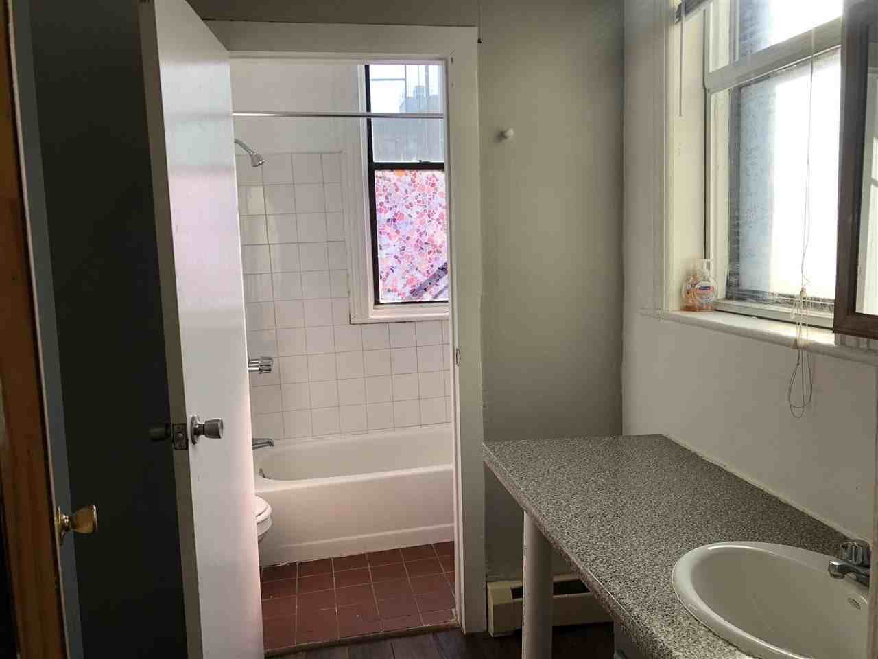 319 8th St #1R - Photo 5 of 7