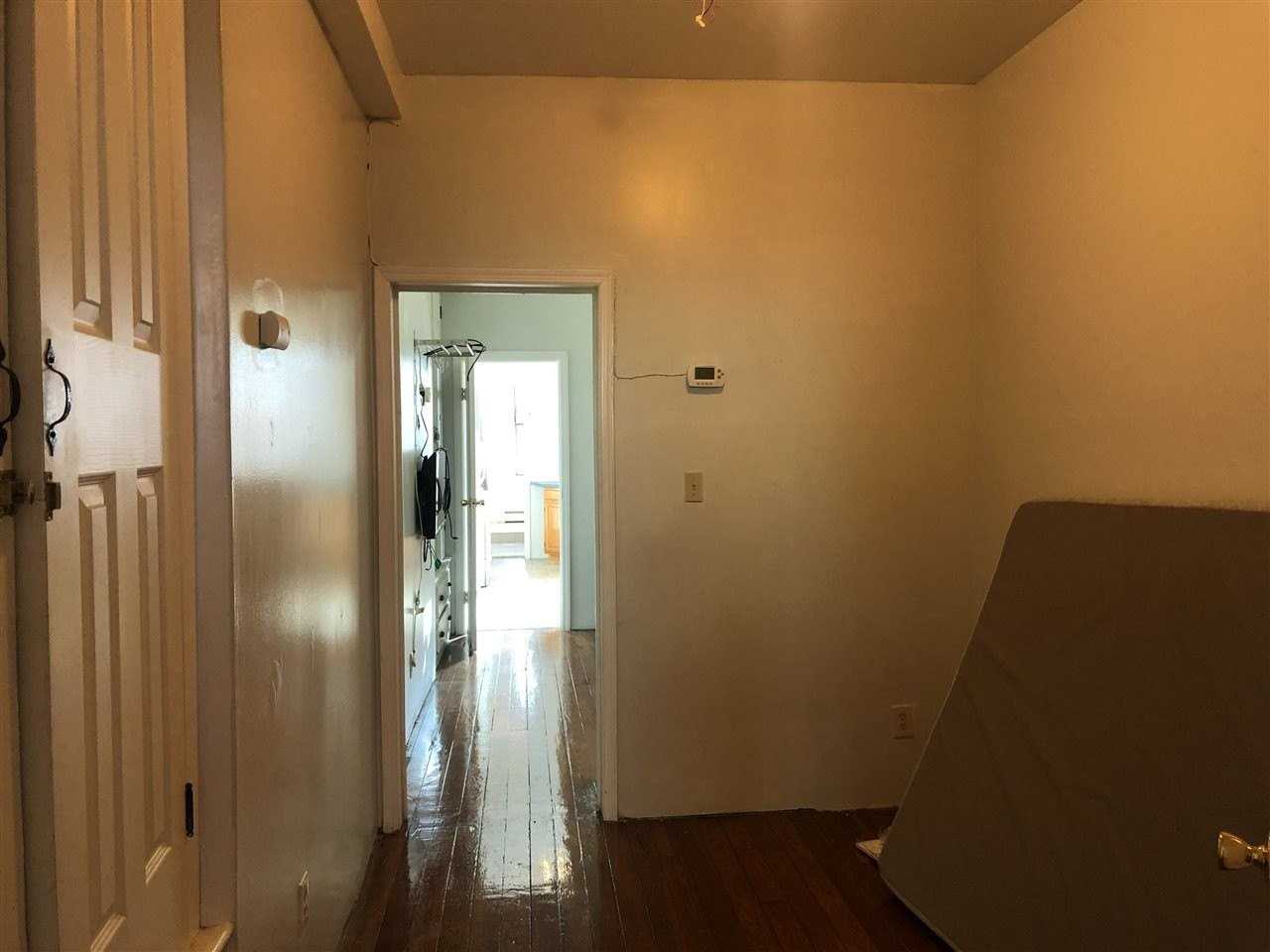 319 8th St #1R - Photo 3 of 7