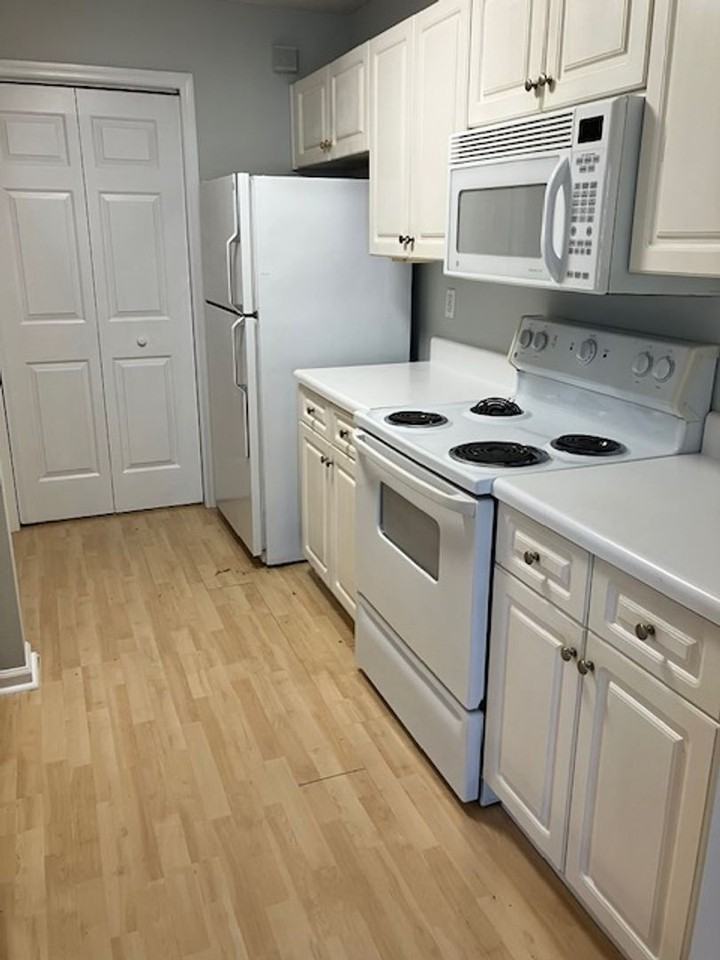 901 Litchfield Way Apt K - Photo 3 of 11