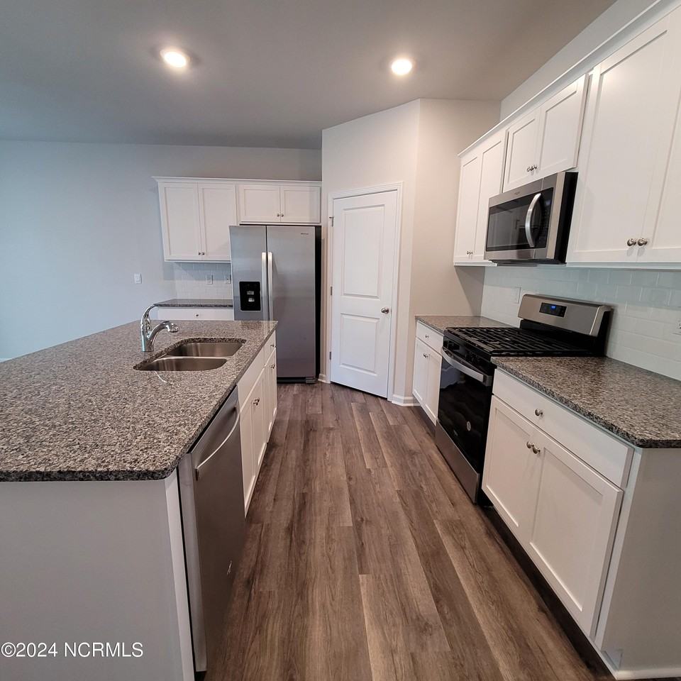 7136 Foxhollow Ln - Photo 3 of 32
