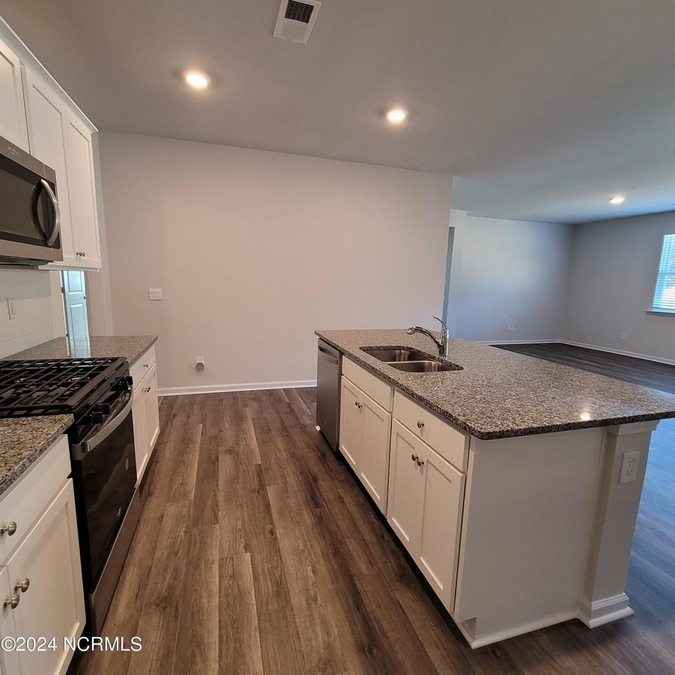 7136 Foxhollow Ln - Photo 7 of 32