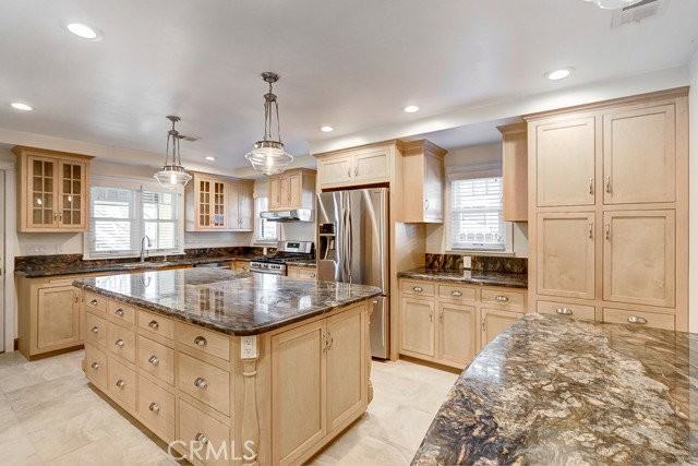 520 N Orange St - Photo 2 of 8